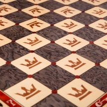 Шахматы резные ручной работы "С Гербом" средние (Россия, дерево, размер 50х25х10 см) Шахматы резные ручной работы "С Гербом" средние (Россия, дерево, размер 50х25х10 см)