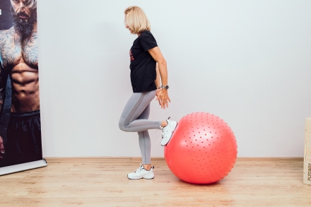 Гимнастический мяч 65 см с массажным эффектом красный, фото 12