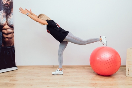 Гимнастический мяч 65 см с массажным эффектом красный, фото 13