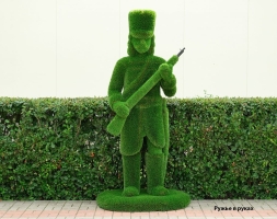 Топиари Гусар, ружье в руках - газон Deluxe, фото 1