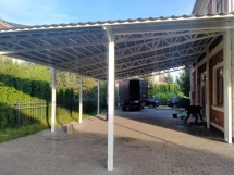 Навес вокруг дома с металлочерепицей