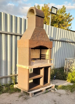Печь № 12 — Печь барбекю с широкой топкой и полками в дровнице (фактура под кирпич), фото 3