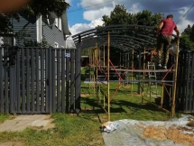 Арочный балочный навес во дворе