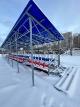 Трибуна сборно-разборная 3-х рядная на 100 мест (с навесом из поликарбоната) СТ-184 Трибуна сборно-разборная 3-х рядная на 100 мест (с навесом из поликарбоната) СТ-184