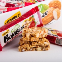 Мультизлаковый батончик Bombbar 45 гр., Клубника-миндаль, шт.