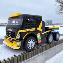 Электромобиль Mercedes-Benz Axor F Race с прицепом желтый Электромобиль Mercedes-Benz Axor F Race с прицепом желтый