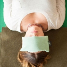 Мeшoк-пoвязкa на глаза для peлaкcaции Hugger Mugger Peachskin Eyebag