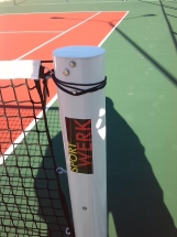 Профессиональные волейбольные стойки со скрытым механизмом натяжения сетки Профессиональные волейбольные стойки со скрытым механизмом натяжения сетки