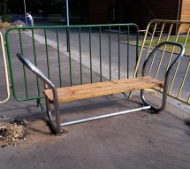 Лавочка из нержавеющей стали и деревянного сидения