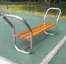 Лавочка из нержавеющей стали и деревянного сидения