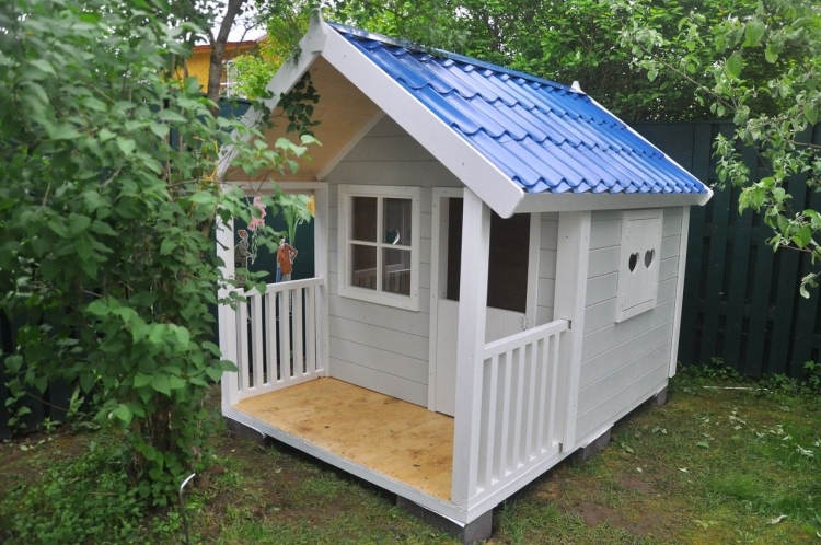 деревянный детский домик на дереве или на земле на даче