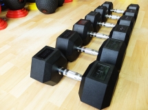 Набор гексагональных гантелей 6 пар от 12,5 до 25 кг Набор гексагональных гантелей 6 пар от 12,5 до 25 кг