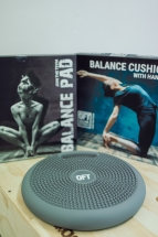 Массажно-балансировочная подушка с ручкой серая