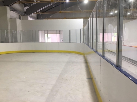 Хоккейная площадка 56х26 м стеклопластик 7 мм с ограждением за воротами, фото 3